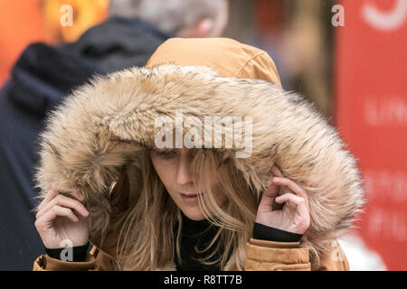 Preston, Lancashire, Royaume-Uni. Wet & un coup de vent. Au 18 décembre 2018. Les gens sont tous enveloppés d'essayer de garder au chaud dans le froid humide et venteux comme averses hivernales pleuvent sur hardy shoppers Noël dans la ville de Preston dans le Lancashire. Credit : Cernan Elias/Alamy Live News Banque D'Images