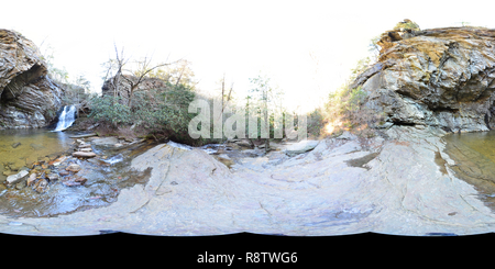 Vue panoramique à 360° de L'eau inférieure Hanging Rock Falls