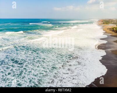 L'Indonésie, Sud de Bali, plage de Canggu (vue aérienne) Banque D'Images