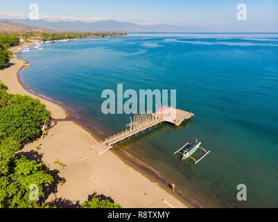 L'Indonésie, au nord de Bali, prahu sur Lovina beach (vue aérienne) Banque D'Images