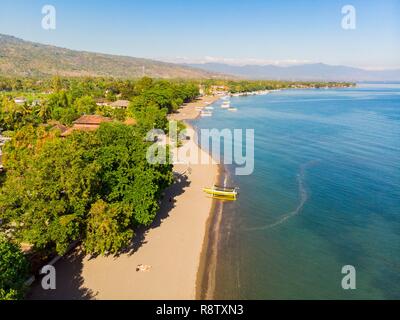 L'Indonésie, au nord de Bali, prahu sur Lovina beach (vue aérienne) Banque D'Images