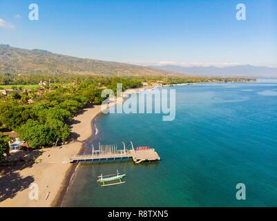 L'Indonésie, au nord de Bali, prahu sur Lovina beach (vue aérienne) Banque D'Images