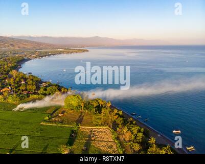 L'Indonésie, au nord de Bali, prahu sur Lovina beach (vue aérienne) Banque D'Images