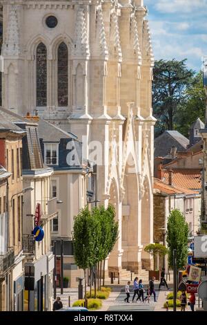 La France, dans le Maine et Loire, Cholet, la rue du commerce et de l'église Notre Dame Banque D'Images