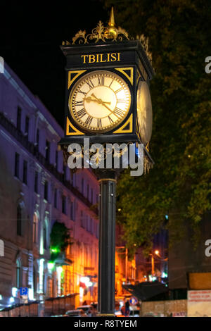 Vintage horloge de rue Shota Rustaveli Avenue à Tbilissi, Géorgie. La nuit Banque D'Images