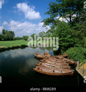 Barques sur la rivière Stour près de moulin de Flatford, East Bergholt, dans le Suffolk, Angleterre, Royaume-Uni, Europe Banque D'Images