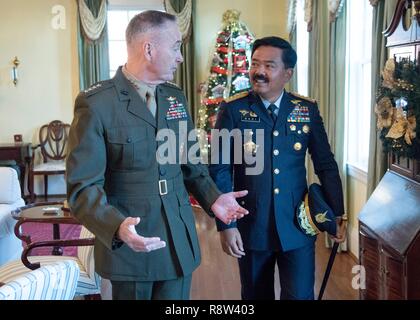 Chef de l'état-major général Joseph Dunford, gauche, promenades avec Indonesian Air Marshall Chef Hadi Tjahjanto, commandant de l'Armée nationale indonésienne, au cours d'un café à son domicile le 11 décembre 2018 à Washington, DC. Banque D'Images