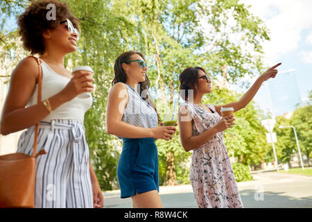 Heureux les femmes ou amis avec des boissons au parc d'été Banque D'Images