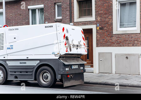 Allemagne, Münster, le 5 octobre 2018 : un camion spécial ou le nettoyage des rues en véhicule le long de la route et nettoie la rue à partir de la saleté et de la poussière. Banque D'Images