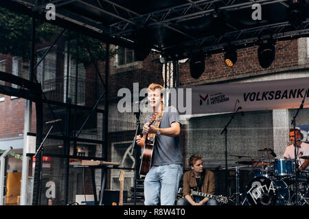 Allemagne, Münster, le 5 octobre 2018 Rue : concert de rock sur la place principale de la ville pendant les fêtes de fin d'événement. Banque D'Images