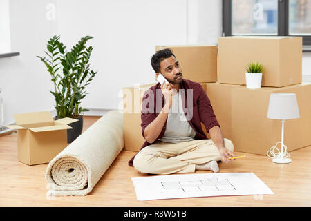 L'homme avec le plan directeur et les cartons déménagement à new home Banque D'Images