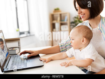 Maman avec bébé chat vidéo avec médecin Banque D'Images