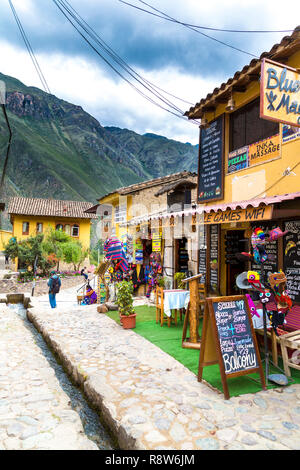 Boutiques et restaurants dans une rue de la ville d'Ollantaytambo, Vallée Sacrée, Pérou Banque D'Images