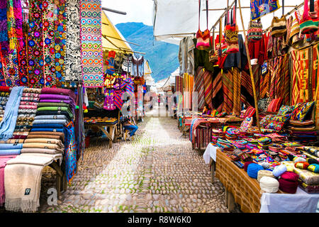 Avec le marché péruvien traditionnel coloré textiles dans la Vallée Sacrée, Pisac, Pérou Banque D'Images