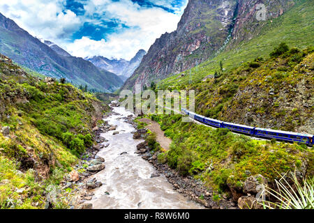 Train sur le chemin du Machu Picchu aller le long de la rivière Urubamba, début de la piste Inca à Piscacucho, Vallée Sacrée, Pérou Banque D'Images