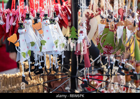 Les décorations de noël suspendues sur un étal au marché de Noël victorien. Stratford Upon Avon, Warwickshire, Angleterre Banque D'Images