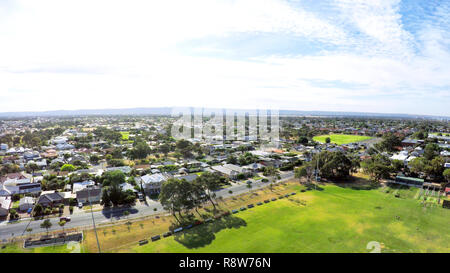 Vue aérienne de drone Australian public park et sports ovale, prise à Henley Beach. Banque D'Images