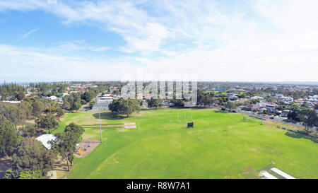 Vue aérienne de drone Australian public park et sports ovale, prise à Henley Beach. Banque D'Images