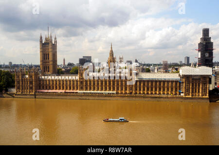 Bateau le long de la Tamise en face du Palais de Westminster - Londres, Angleterre Banque D'Images