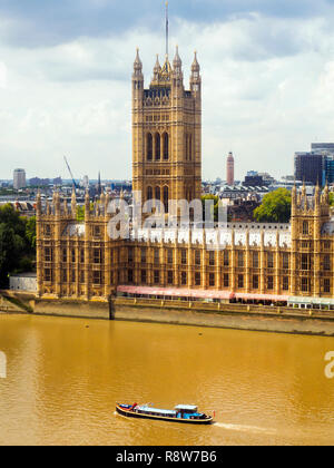 Bateau le long de la Tamise en face du Palais de Westminster - Londres, Angleterre Banque D'Images