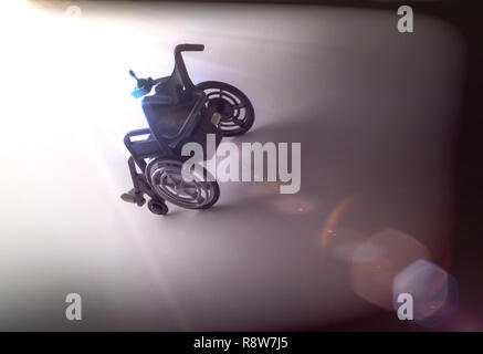Fauteuil roulant près de la lumière d'une certaine manière, conceptual image Banque D'Images