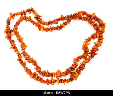 Chaîne de perles d'ambre baltique isolé sur fond blanc. Collier ambre orange vif de matières perles en un cercle Banque D'Images