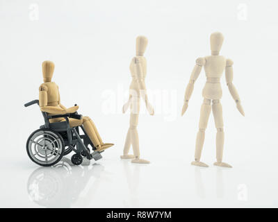 En fauteuil roulant, Poupée en bois, des mesures de réadaptation, conceptual image Banque D'Images