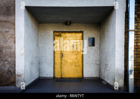 Peint à l'or porte avec un mur blanc bleu. Résumé de l'arrière-plan vertical blanc une porte en bois avec de la peinture et des murs. Banque D'Images