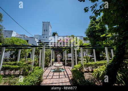 Peint bleu Antique Alley avec ancienne porte d'entrée dans la médina de Tanger (Tanger), le nord du Maroc Banque D'Images