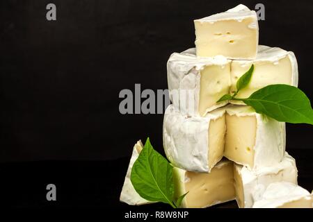 Tranches de fromage Camembert sur une liste de sélection. Fromage en bonne santé. Les produits laitiers. Un fromage à moisissures nobles. Banque D'Images