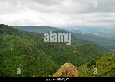 Les paysages de montagne contre un fond brumeux, dans les collines de Kijabe Escarpement Kikuyu, Rift Valley, Kenya Banque D'Images