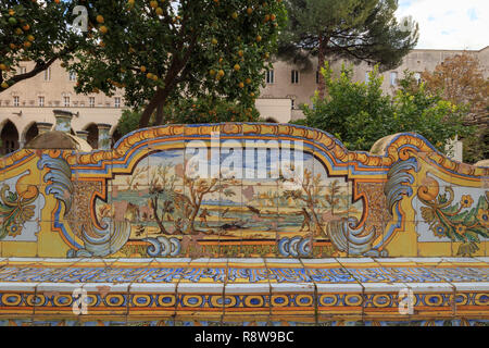 Chiostro di Santa Chiara à Naples avec Majolica Art et peinture Banque D'Images