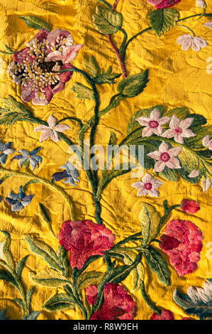 Ce 17ème -18ème siècle la broderie date d'avant 1740.C'est un rare survivant d'un morceau de tissu satiné avec un design de pagodes et de fleurs Banque D'Images