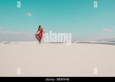 Une fille qui marche sur les dunes de sable blanc National Monument à New Mexico, USA Banque D'Images