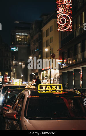 Vienne, Autriche - 24 novembre 2018 : un signe sur yellow taxi dans une rue de Vienne, la nuit. Les taxis sont un moyen populaire pour obtenir autour de la ville Banque D'Images