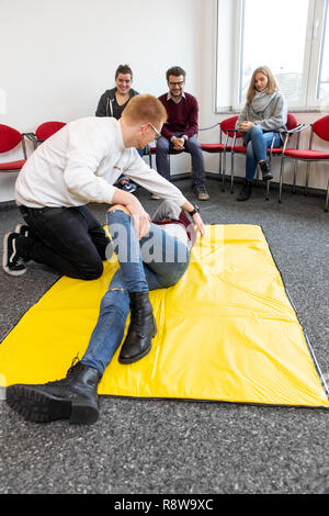 Cours de premiers soins, une formation en premiers soins, les urgences, la formation, la pratique de la position latérale stable, Banque D'Images