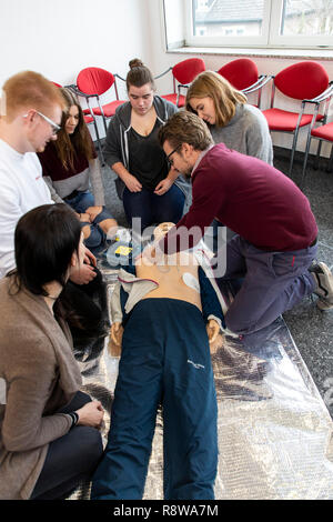 Cours de premiers soins, une formation en premiers soins, des urgences, de réanimation, de formation pratique, l'arrêt cardiaque, à l'aide de l'AED, défibrillateurs automatiques externes, Banque D'Images