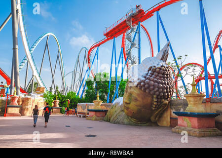 Salou, Catalogne/Espagne - 24 Avril 2018 : parc d'attractions Port Aventura. L'un des plus grands parc récréatif en Europe. La vue du bas sur un rouleau co Banque D'Images