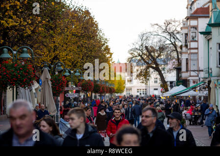 Vue sur la rue Bohaterów Monte Cassino De l'une des principales avenues de Sopot, Pologne Banque D'Images