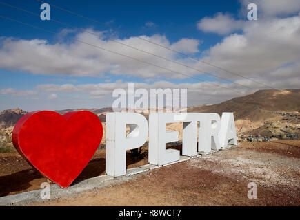 Wadi Musa, Jordan-December 9,2018 : les lettres de la célèbre place à Wadi Musa, Petra nom. Petra, Jordanie. J'aime Jean Ferrat - lettres en zone de montagne Banque D'Images