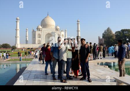 Un groupe de jeunes Indiens en tenant un autoportraits selfies en face du Taj Mahal Agra Site du patrimoine mondial de l'Uttar Pradesh en Inde Banque D'Images