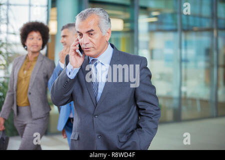 Senior businessman talking on cell phone Banque D'Images