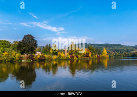 Feuillage d'automne le long de la rivière Sarre à Mettlach, Merzig-Wadern, Centre, France, Europe Banque D'Images