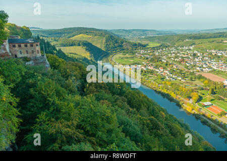 Klause historique, ancien emplacement de culte, ferme du parc, la vue sur le village de Serrig, Rhineland-Palantine, 3621, Germany, Europe Banque D'Images