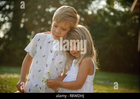 Enfants dans un champ Banque D'Images