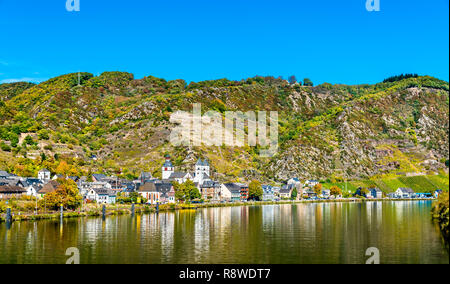 Vue de la ville de Treis-Karden avec la Moselle en Allemagne Banque D'Images