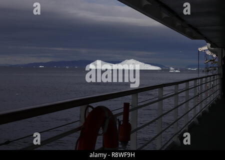 Danemark Ilulissat Blick vom Promenadendeck der AIDAcara auf einen Eisberg Ilulissat vor Banque D'Images