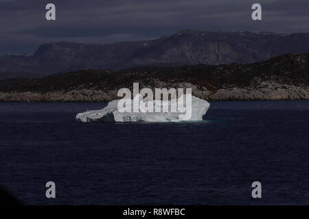 Grönland Ilulissat Der kleine Eisberg à Disko-Bucht vor Ilulissat chapeau Die Größe Eines kleinen Kreuzfahrtschiffs Banque D'Images