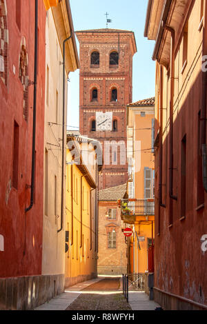 Street dans le vieux centre d'Asti, Piémont, Italie Banque D'Images