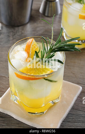 Cocktail de vodka tonic avec l'ajout de jus d'orange fraîchement pressé Banque D'Images